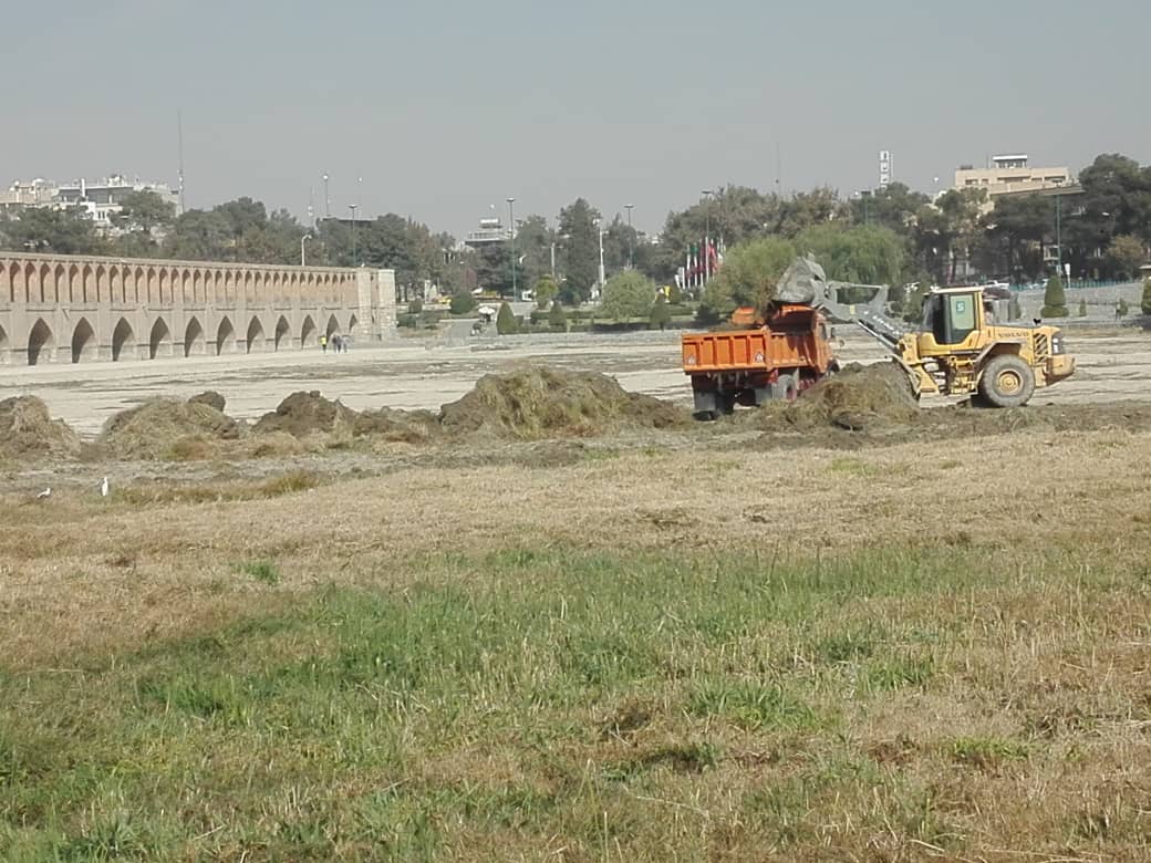 پاکسازی بستر رودخانه زاینده رود با کمک ۴۰۰ نیروی شهرداری
